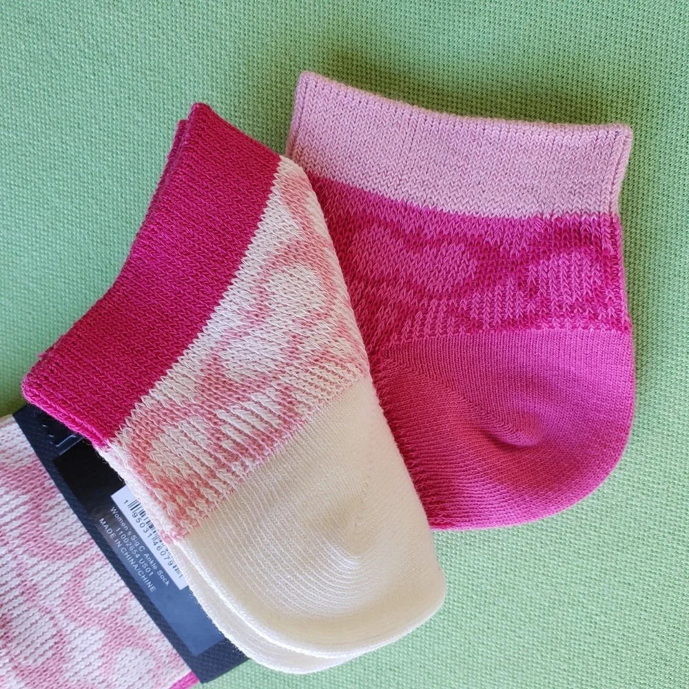 COACH SIGNATURE ANKLE LENGTH SOCKS (PAIR):NWT PINK/CHALK C9136